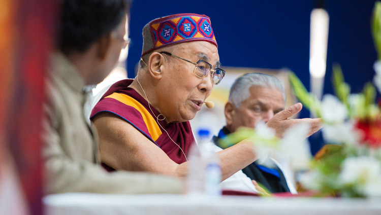 Seine Heiligkeit der Dalai Lama spricht an der Konferenz für den Weltfrieden am Government College in Dharamsala, HP, Indien am 2. Dezember 2017. Foto: Lobsang Tsering
