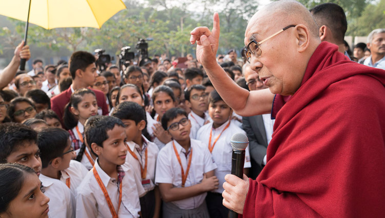 Seine Heiligkeit der Dalai Lama spricht zu Schulkindern bei seiner Ankunft am Somaiya Vidyavihar in Mumbai, Indien, am 8. Dezember 2017. Foto: Lobsang Tsering