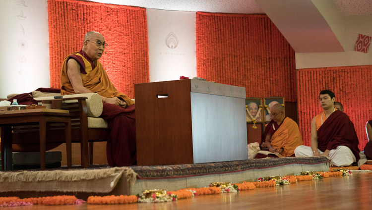 Seine Heiligkeit der Dalai Lama während den Unterweisungen auf dem Somaiya Campus in Mumbai, Indien, am 8. Dezember 2017. Foto: Lobsang Tsering