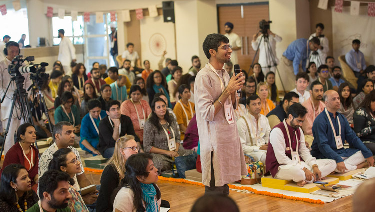 Jemand aus dem Publikum stellt Seiner Heiligkeit dem Dalai Lama während den Unterweisungen eine Frage - am Somaiya Vidyavihar in Mumbai, Indien, am 8. Dezember 2017. Foto: Lobsang Tsering