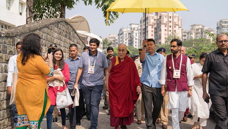 Seine Heiligkeit der Dalai Lama auf dem Weg mit den Gastgebern zum Mittagessen nach seinen Unterweisungen am Somaiya Vidyavihar in Mumbai, Indien, am 8. Dezember 2017. Foto: Lobsang Tsering