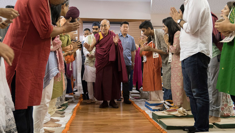 Seine Heiligkeit der Dalai Lama bei der Ankunft im Auditorium des Somaiya Campus zu Beginn der Unterweisungen in Mumbai, Indien, am 9. Dezember 2017. Foto: Lobsang Tsering