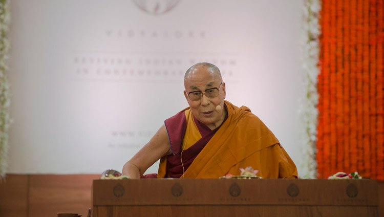 Seine Heiligkeit der Dalai Lama spricht während des zweiten Tag der Unterweisungen im Somaiya Campus Auditorium in Mumbai, Indien, am 9. Dezember 2017. Foto: Lobsang Tsering
