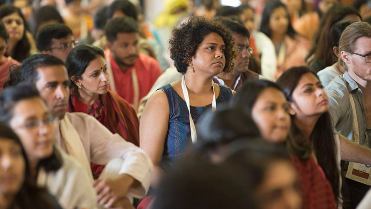 Teilnehmende der Unterweisungen verfolgen die Ausführungen von Seiner Heiligkeit dem Dalai Lama im Somaiya Campus Auditorium in Mumbai, Indien, am 9. Dezember 2017. Foto: Lobsang Tsering