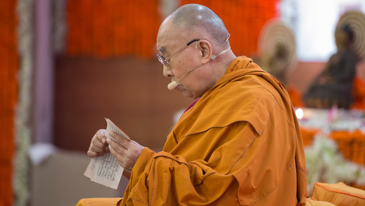 Seine Heiligkeit der Dalai Lama liest aus Shantidevas ‚Anleitung zum Weg eines Bodhisattvas’ während den Unterweisungen im Somaiya Campus Auditorium in Mumbai, Indien, am 9. Dezember 2017. Foto: Lobsang Tsering
