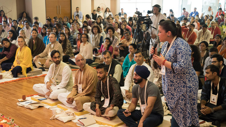 Jemand aus dem Publikum stellt Seiner Heiligkeit dem Dalai Lama eine Frage während den Unterweisungen im Somaiya Campus Auditorium in Mumbai, Indien, am 9. Dezember 2017. Foto: Lobsang Tsering