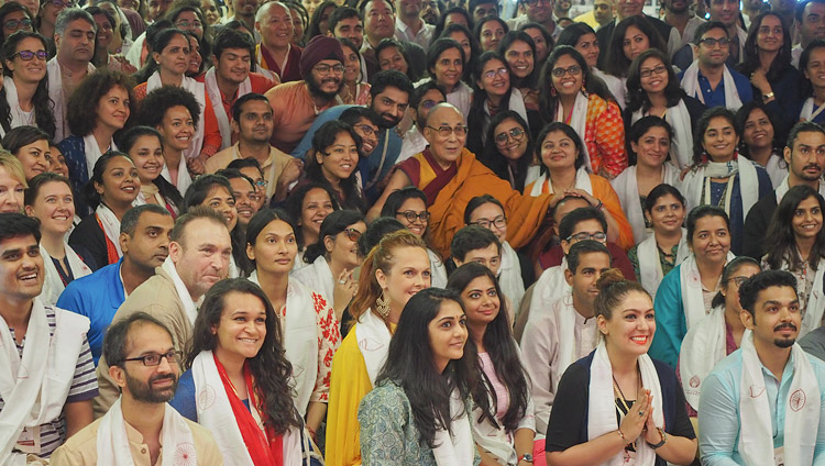 Seine Heiligkeit der Dalai Lama posiert für ein Gruppenfoto mit den Teilnehmenden der Unterweisungen im Somaiya Campus Auditorium in Mumbai, Indien, am 9. Dezember 2017. Foto: Lobsang Tsering