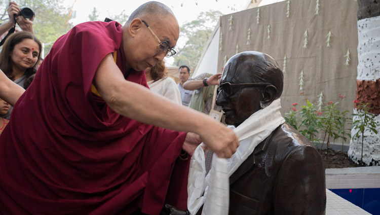 Seine Heiligkeit der Dalai Lama legt einen tibetischen Glücksschal um die Statue von Dr. Shantilal Somaiya, Gründer der Somaiya Institution, in Mumbai, Indien am 10. Dezember 2017. Foto: Lobsang Tsering