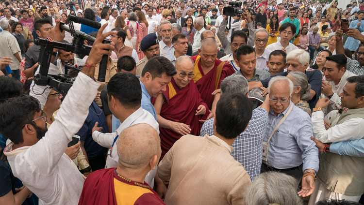 Seine Heiligkeit der Dalai Lama auf dem Weg zur Bühne für den öffentlichen Vortrag am Somaiya Vidyavihar in Mumbai, Indien am 10. Dezember 2017. Foto: Lobsang Tsering