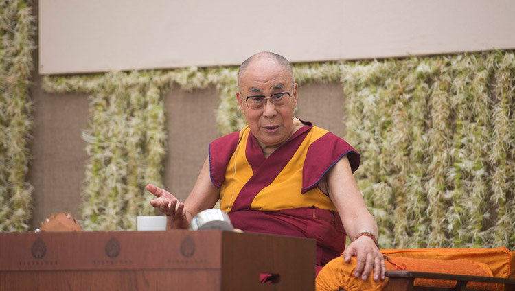 Seine Heiligkeit der Dalai Lama während seines öffentlichen Vortrages am Somaiya Vidyavihar in Mumbai, Indien am 10. Dezember 2017. Foto: Lobsang Tsering