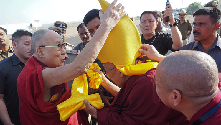 Sharpa Choejey Rinpoche begrüsst Seine Heiligkeit den Dalai Lama bei der Ankunft auf dem Flughafen von Hubli, Karnataka, Indien am 11. Dezember 2017. Foto: Jeremy Russell