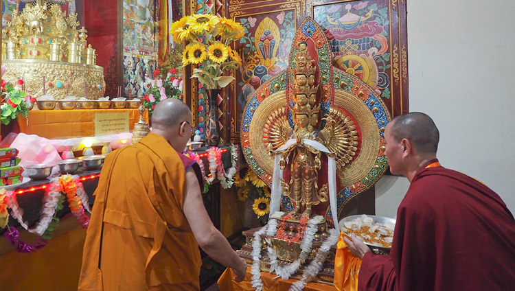 Seine Heiligkeit der Dalai Lama zollt seinen Respekt im Tempel des Drepung Lachi Klosters in Mundgod, Karnataka, Indien am 11. Dezember 2017. Foto: Jeremy Russell