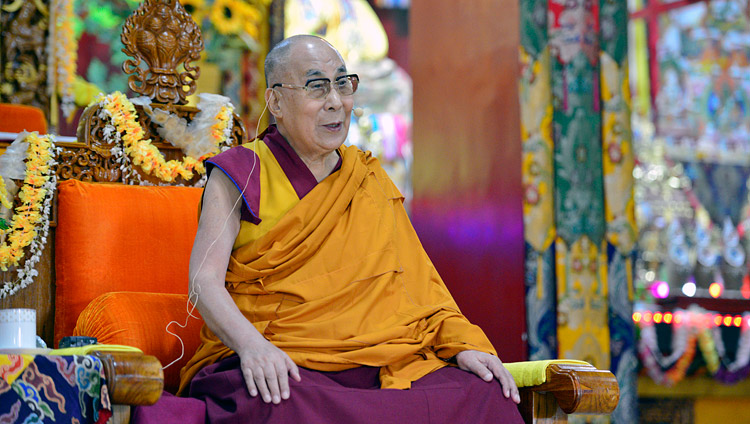 Seine Heiligkeit der Dalai Lama spricht zu den Gästen im Drepung Lachi Kloster in Mundgod, Karnataka, Indien am 11. Dezember 2017. Foto: Lobsang Tsering