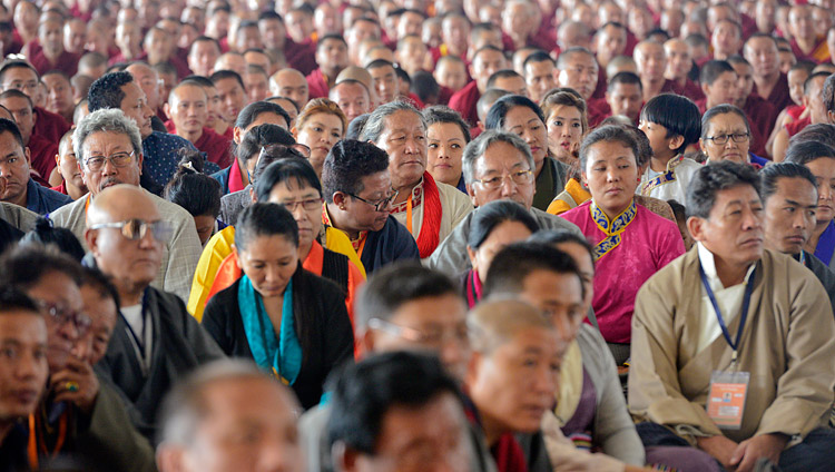 Über 8500 Teilnehmende verfolgen die Rede von Seiner Heiligkeit dem Dalai Lama auf dem Debattierhof des Drepung Loseling Klosters in Mundgod, Karnataka, Indien am 12. Dezember 2017. Foto: Lobsang Tsering