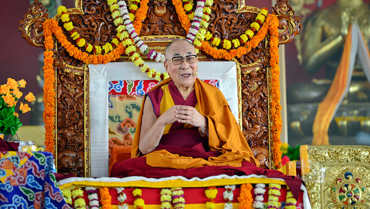 Seine Heiligkeit der Dalai Lama spricht zur lokalen Bevölkerung auf dem Drepung Loseling Debattierhof in Mundgod, Karnataka, Indien am 12. Dezember 2017. Foto: Lobsang Tsering