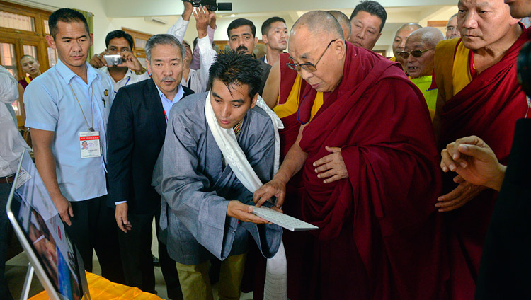 Seine Heiligkeit der Dalai Lama lanciert die neue Website des Zentrums für Meditation und Wissenschaft im Drepung Loseling Kloster in Mundgod, Karnataka, Indien am 14. Dezember 2017. Foto: Lobsang Tsering 