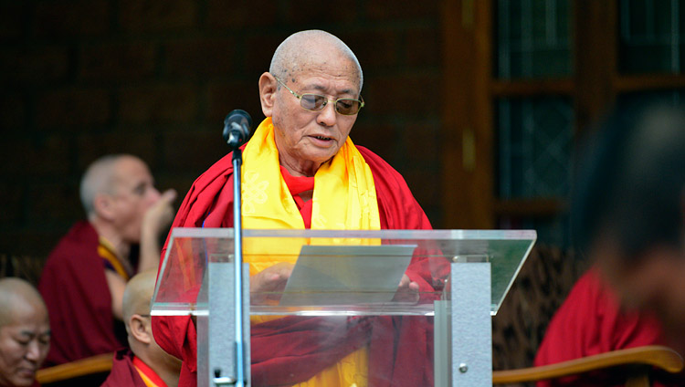 Der Abt des Drepung Loseling Klosters, Geshe Lobsang Yeshi, begrüsst Seine Heiligkeit den Dalai Lama und die Gäste der Eröffnungsfeier für das neue Zentrum für Meditation und Wissenschaft in Mundgod, Karnataka, Indien am 14. Dezember 2017. Foto: Lobsang Tsering