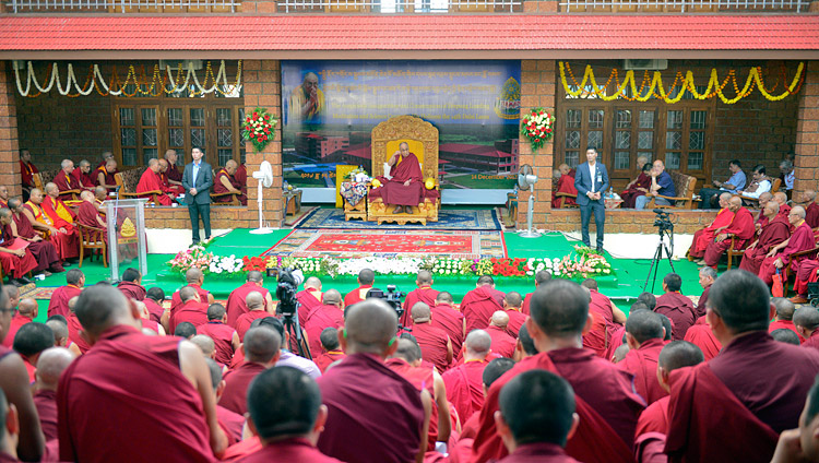 Seine Heiligkeit der Dalai Lama spricht während der Eröffnungsfeier für das Zentrum für Meditation und Wissenschaft im Drepung Loseling Kloster in Mundgod, Karnataka, Indien am 14. Dezember 2017. Foto: Lobsang Tsering
