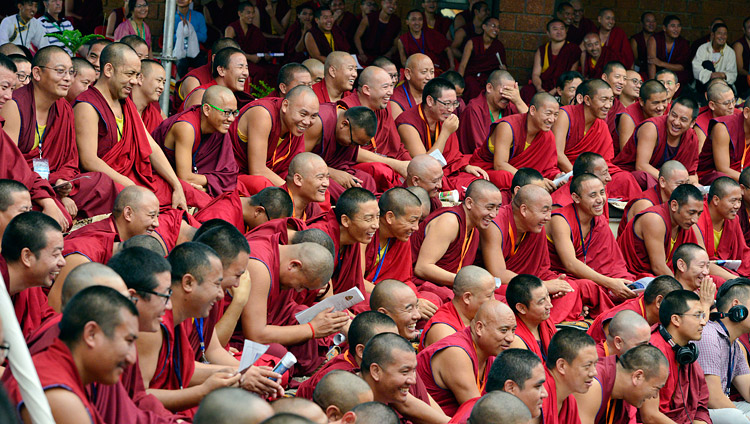 Rund 400 Mönche und Nonnen verfolgen die Rede Seiner Heiligkeit des Dalai Lama während der Eröffnungsfeier für das Zentrum für Meditation und Wissenschaft im Drepung Loseling Kloster in Mundgod, Karnataka, Indien am 14. Dezember 2017. Foto: Lobsang Tsering