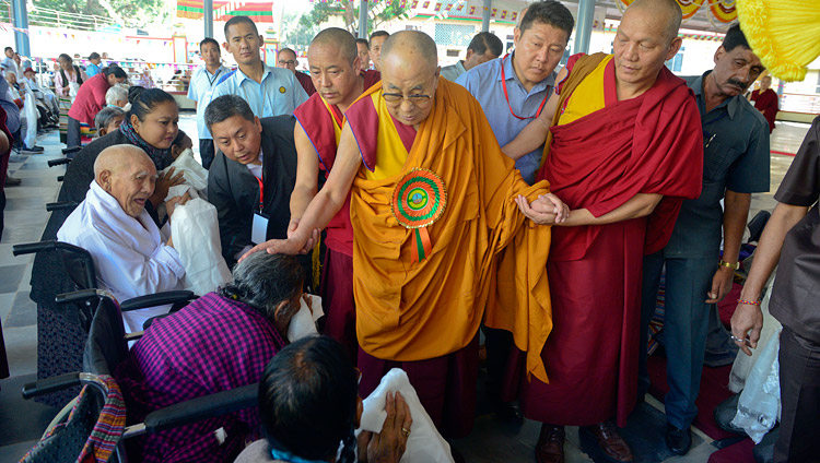 Seine Heiligkeit der Dalai Lama grüsst ältere und betagte Tibeterinnen und Tibeter bei der Ankunft im Jangchub Choeling Nonnenkloster in Mundgod, Karnataka, Indien am 15. Dezember 2017. Foto: Lobsang Tsering