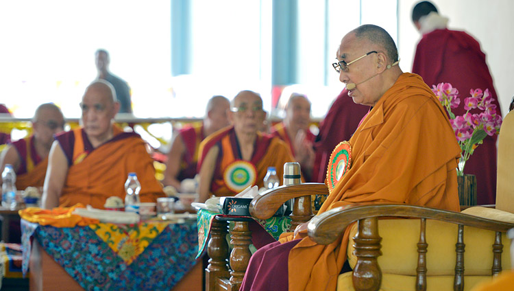 Seine Heiligkeit der Dalai Lama spricht während der Einweihung des neuen Debattierhofs im Jangchub Choeling Nonnenkloster in Mundgod, Karnataka, Indien am 15. Dezember 2017. Foto: Lobsang Tsering
