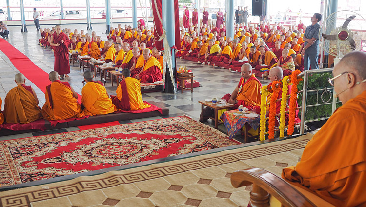 Nonnen debattieren vor Seiner Heiligkeit dem Dalai Lama über buddhistisch-philosophische Konzepte im Jangchub Choeling Nonnenkloster in Mundgod, Karnataka, Indien am 15. Dezember 2017. Foto: Jeremy Russell
