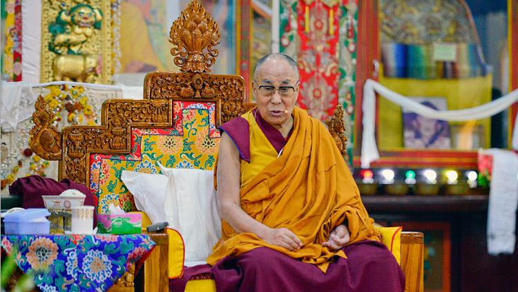 Seine Heiligkeit der Dalai Lama spricht im Ganden Lachi Kloster während einer Begrüssungszeremonie in Mundgod, Karnataka, Indien am 15. Dezember 2017. Foto: Lobsang Tsering