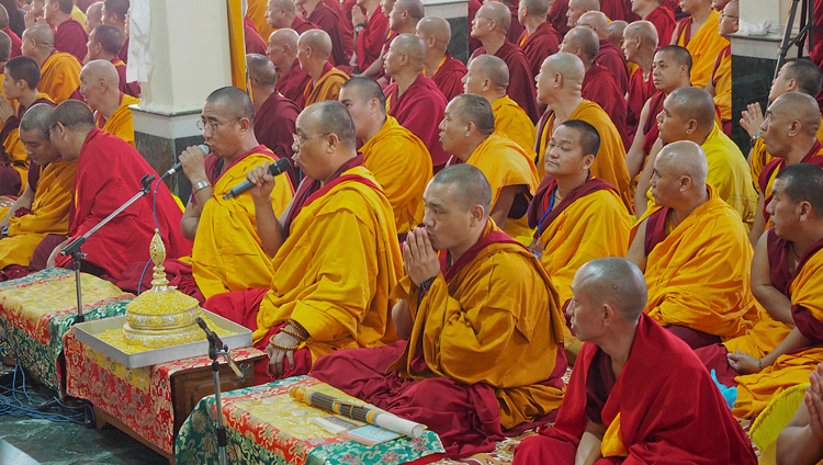 Gebete werden während der Ankunft von Seiner Heiligkeit des Dalai Lama im Ganden Lachi Tempel rezitiert – in Mundgod, Karnataka, Indien am 17. Dezember 2017. Foto: Lobsang Tsering