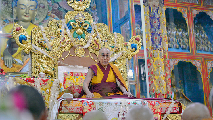 Seine Heiligkeit de Dalai Lama während den Unterweisungen im Ganden Lachi Kloster in Mundgod, Karnataka, Indien am 17. Dezember 2017. Foto: Lobsang Tsering
