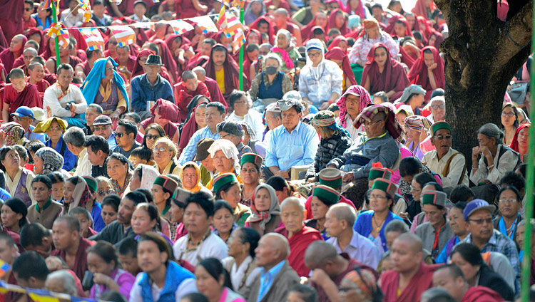 Rund 8'000 Menschen, vorwiegend Tibeter und Menschen aus den Himalaya-Regionen, verfolgen die Unterweisungen von Seiner Heiligkeit dem Dalai Lama in Mundgod, Karnataka, Indien am 17. Dezember 2017. Foto: Lobsang Tsering