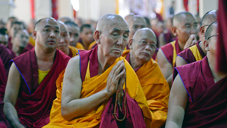 Mönche im Publikum verfolgend die Unterweisungen von Seiner Heiligkeit dem Dalai Lama im Ganden Lachi Kloster in Mundgod, Karnataka, Indien am 17. Dezember 2017. Foto: Lobsang Tsering