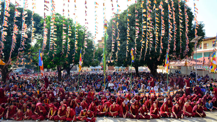 Ein Blick auf den Hof zwischen den Klöstern Ganden Lachi und Ganden Shartse während den Unterweisungen von Seiner Heiligkeit dem Dalai Lama in Mundgod, Karnataka, Indien am 17. Dezember 2017. Foto: Lobsang Tsering