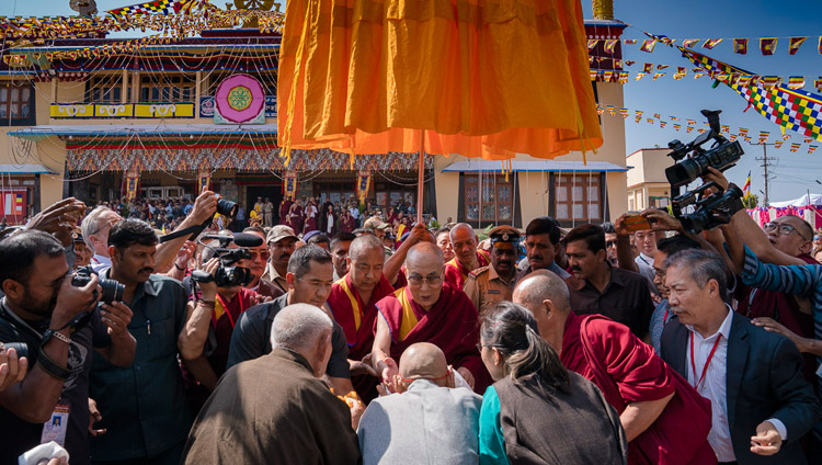 Seine Heiligkeit der Dalai Lama grüsst Angehörige der lokalen tibetischen Gemeinde bei der Ankunft am Sera Lachi Kloster in Bylakuppe, Karnataka, Indien am 19. Dezember 2017. Foto: Tenzin Choejor