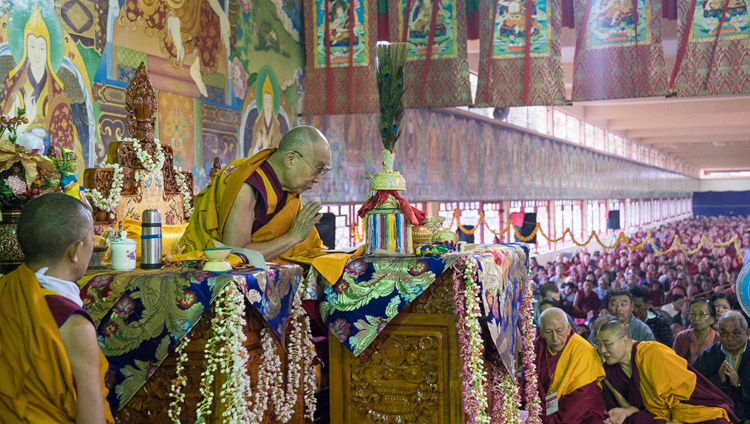 Seine Heiligkeit der Dalai Lama während den vorbereitenden Rituale und Prozeduren für die Hayagriva-Ermächtigung im Sera-Jey Kloster, Bylakuppe, Karnataka, Indien am 20. Dezember 2017. Foto: Lobsang Tsering