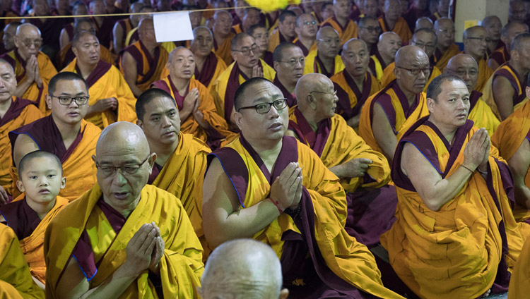Über 15'000 Mönche, Nonnen und Laie nehmen an der Hayagriva-Ermächtigung durch Seine Heiligkeit den Dalai Lama auf dem Debattierhof des Sera-Jey Klosters teil – in Bylakuppe, Karnataka, Indien am 20. Dezember 2017. Foto: Lobsang Tsering