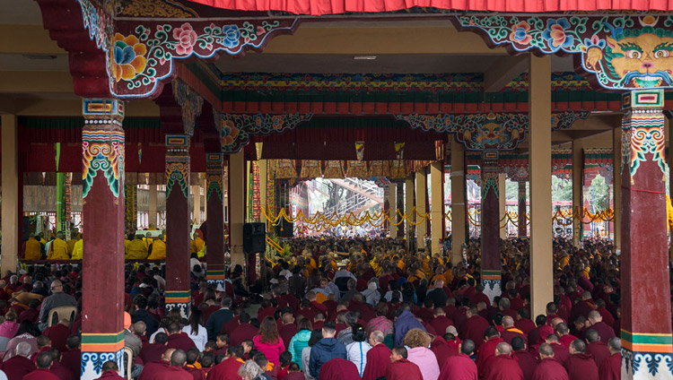 Ein Blick auf den Debattierhof des Sera-Jey Klosters während der Hayagriva-Ermächtigung durch Seine Heiligkeit den Dalai Lama in Bylakuppe, Karnataka, Indien am 20. Dezember 2017. Foto: Lobsang Tsering