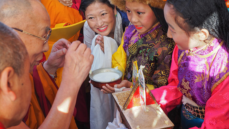 Tibetische Kinder bereiten Seiner Heiligkeit dem Dalai Lama einen traditionellen Empfang bei der Ankunft am Sera Mey Kloster in Bylakuppe, Karnataka, Indien am 21. Dezember 2017. Foto: Jeremy Russell