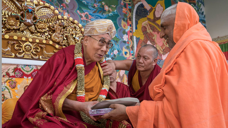 Einer der Ehrengäste, Jagadguru Sri Shivarathri, präsentiert während der Einweihungsfeier Seiner Heiligkeit dem Dalai Lama einen Schal, eine Girlande und einen Turban als Zeichen der Dankbarkeit im Sera Mey Kloster in Bylakuppe, Karnataka, Indien am 21. Dezember 2017. Foto: Lobsang Tsering