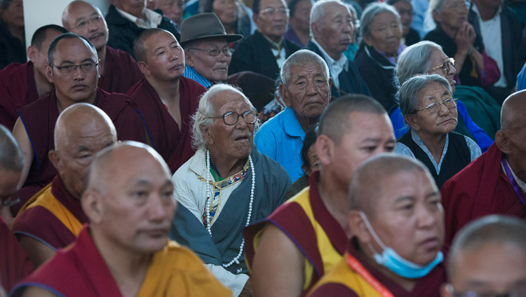 Über 8’000 Menschen nehmen an der Einweihungsfeier für den neuen Debattierhof des Sera Mey Klosters mit Seiner Heiligkeit dem Dalai Lama teil - in Bylakuppe, Karnataka, Indien am 21. Dezember 2017. Foto: Lobsang Tsering