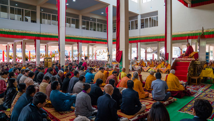 Seine Heiligkeit der Dalai Lama spricht während der Einweihungsfeier für den Debattierhof des Sera Mey Klosters in Bylakuppe, Karnataka, Indien am 21. Dezember 2017. Foto: Lobsang Tsering
