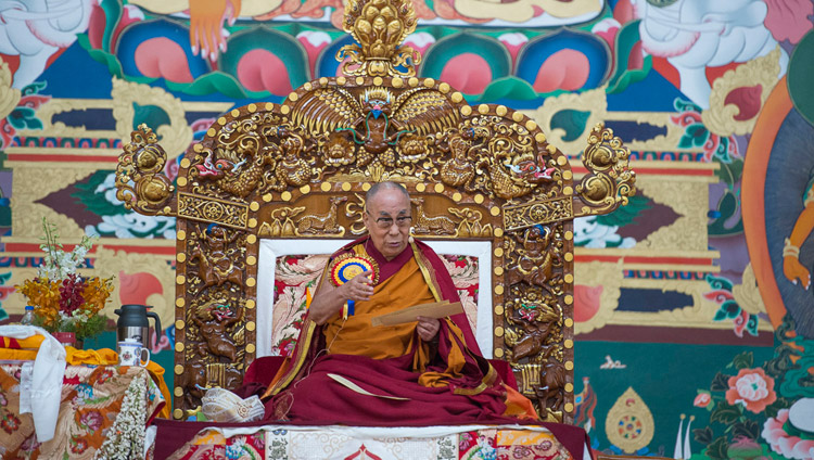 Seine Heiligkeit der Dalai Lama während der Unterweisung zu ‘In Lob der Abhängigen Entstehen’ nach der Einweihungsfeier für den Debattierhof des Sera Mey Klosters in Bylakuppe, Karnataka, Indien am 21. Dezember 2017. Foto: Lobsang Tsering