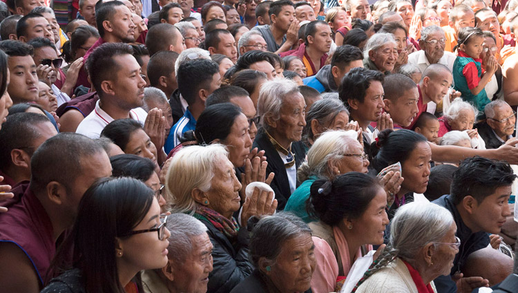 Tibeterinnen und Tibeter beobachten wie Seine Heiligkeit der Dalai Lama nach den Unterweisungen im Sera Mey Kloster abreist – in Bylakuppe, Karnataka, Indien am 21. Dezember 2017. Foto: Lobsang Tsering