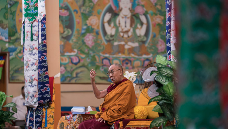Seine Heiligkeit der Dalai Lama spricht zu Pilgern aus Tibet und tibetischen Lehrern, die für ein Workshop über ‘Säkularer Ethik’ zusammenkamen, in der Sera Lachi Versammlungshalle in Bylakuppe, Karnataka, Indien am 22. Dezember 2017. Foto: Tenzin Choejor