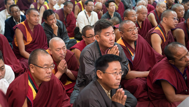Tibetische Lehrkräfte nehmen an einem Workshop zu „Säkulare Ethik“ teil und verfolgen die Rede Seine Heiligkeit dem Dalai Lama in der Sera Lachi Versammlungshalle in Bylakuppe, Karnataka, Indien am 22. Dezember 2017. Foto: Tenzin Choejor