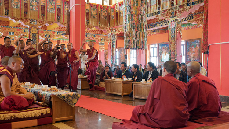 Mönche führen eine Debatte während des Besuches von Seiner Heiligkeit dem Dalai Lama im Tashi Lhunpo Kloster vor – in Bylakuppe, Karnataka, Indien am 22. Dezember 2017. Foto: Tenzin Choejor