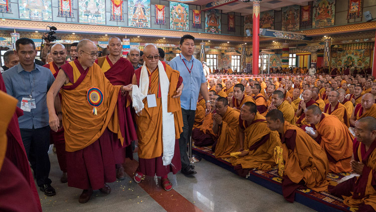 Seine Heiligkeit der Dalai Lama bei der Ankunft in der Versammlungshalle des Namdroling Klosters in Bylakuppe, Karnataka, Indien am 22. Dezember 2017. Foto: Tenzin Choejor
