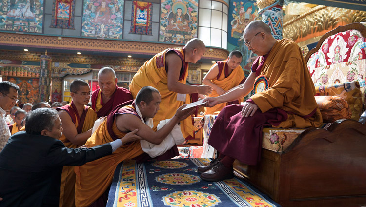 Seine Heiligkeit der Dalai Lama überreicht Diplome an Mönche im Namdroling Kloster in Bylakuppe, Karnataka, Indien am 22. Dezember 2017. Foto: Tenzin Choejor