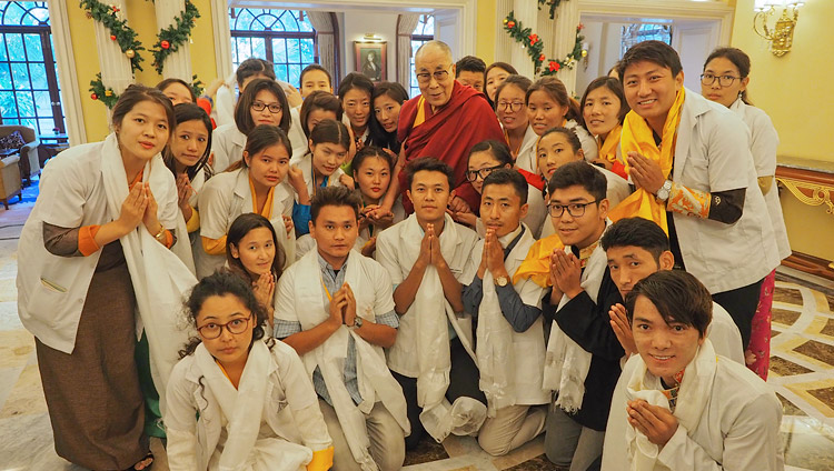 Seine Heiligkeit der Dalai Lama mit einer Gruppe von 25 tibetischen Jugendlichen, die tibetischen Patienten helfen, die aus den tibetischen Siedlungen zur Behandlung in Bengaluru kommen - in Bengaluru, Karnataka, Indien am 24. Dezember 2017. Foto: Jeremy Russell