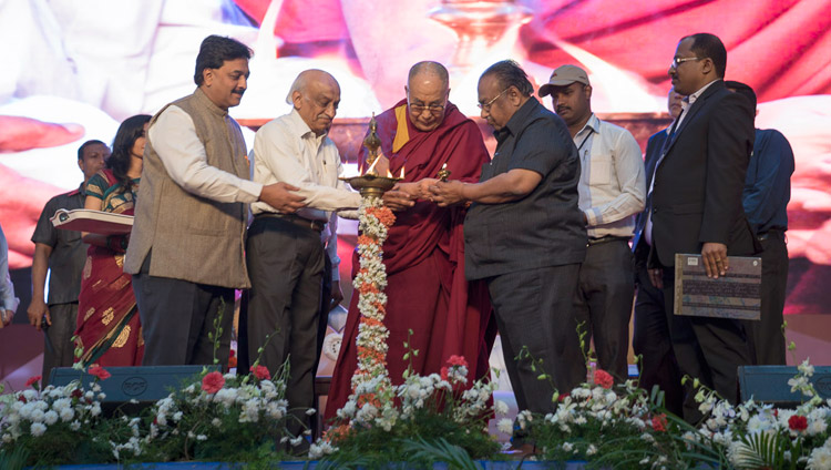 Seine Heiligkeit der Dalai Lama zündet gemeinsam mit anderen Ehrengästen zeremonielle Lampen an um die Jubiläumsfeier der Seshadripuram Group of Institutions zu eröffnen – in Bengaluru, Karnataka, Indien am 24. Dezember 2017. Foto: Lobsang Tsering