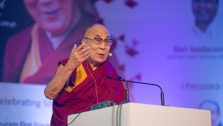 Seine Heiligkeit der Dalai Lama spricht an der Jubiläumsfeier der Seshadripuram Group of Institutions in Bengaluru, Karnataka, Indien am 24. Dezember 2017. Foto: Lobsang Tsering